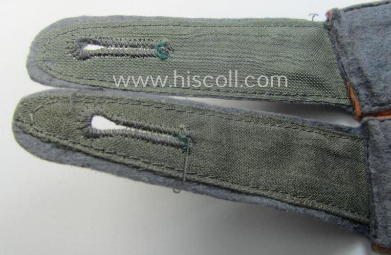 Pair of WH (Luftwaffe) EM-type shoulderstraps as piped in the light- ie. rust-brown- (ie. 'hell- o. kupferbrauner'-) coloured branchcolour: 'Soldat der LW-Nachrichten-Trpn.'