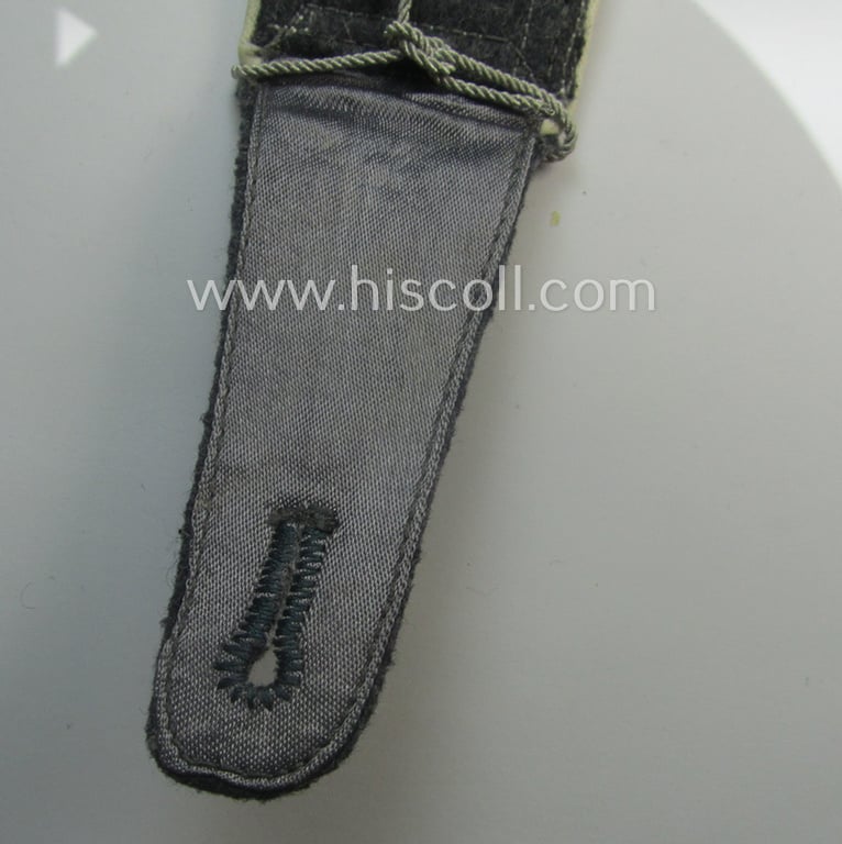 Attractive - albeit regrettably single! - WH (Luftwaffe) NCO-type shoulderstrap as piped in the desirable white-coloured branchcolour as was intended for an: 'Oberfeldwebel u. Offz.-Anwärter der Hermann Göring-Div.'