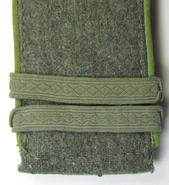 Single - but nevertheless scarcely found! - WH (Heeres) I deem mid-war period- (ie. 'M43'-pattern-) EM-type shoulderstrap as was intended for usage by a: 'Soldat u. Feldwebel-Anwärter der Panzer-Grenadier-Truppen'