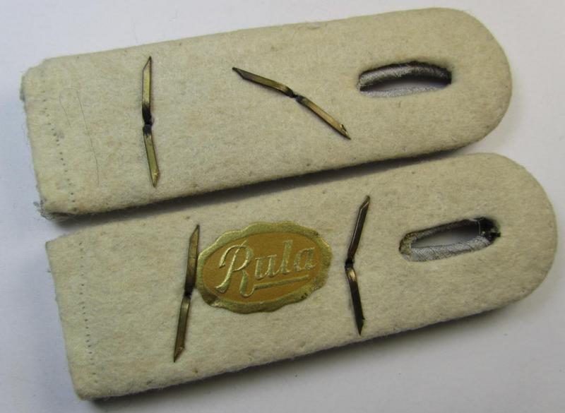 Attractive - and fully matching! - pair of WH (Heeres) officers'-type shoulderboards as piped in the white- (ie. 'weisser'-) coloured branchcolour as was intended for a: 'Hauptmann eines Infanterie-Regiments'