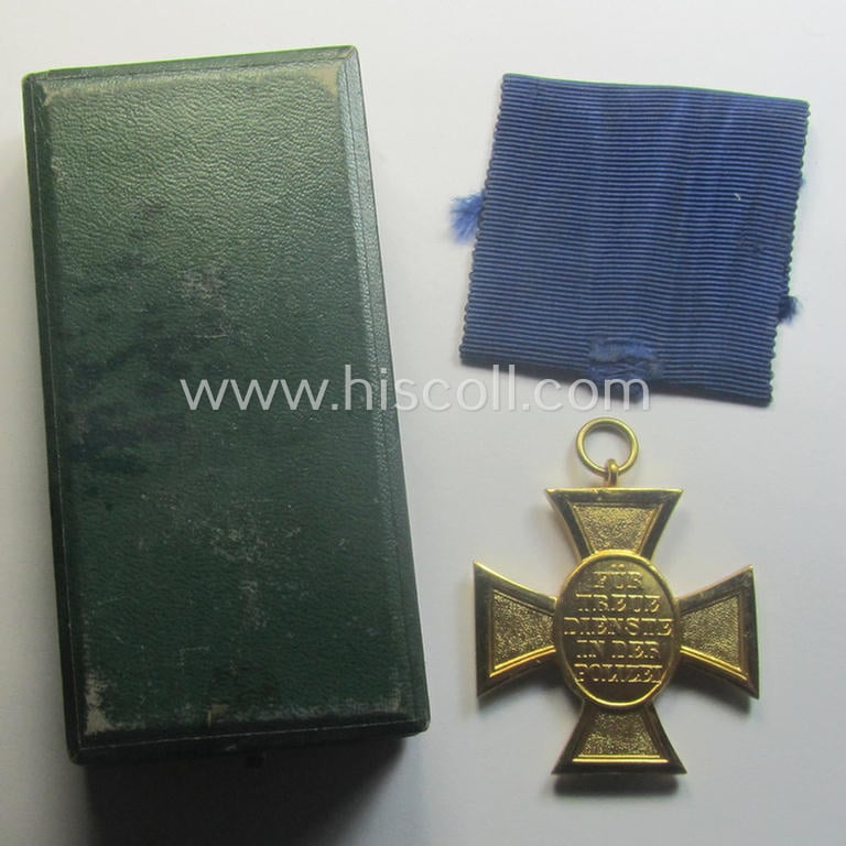 Golden-class 'Pol.-Dienstauszeichnung 1. Stufe' (or: police loyal-service medal first-class) that comes stored in its period, green-coloured (and luxuriously styled!) etui and that comes with its accompanying (shortened) ribbon (ie. 'Bandabschnitt')