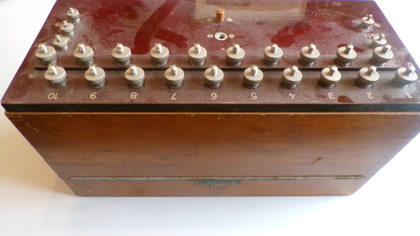 Kleiner klappenschrank zu 10 leitungen