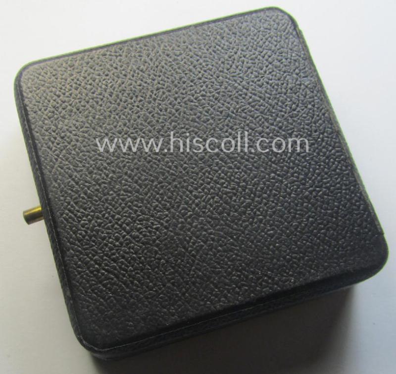 Rarely encountered 'Verwundeten-Abzeichen in Gold' being a clearly maker- (ie. 'L/11'- by 'Wilh. Deumer') marked- and typical 'Buntmetall'-based example that comes stored in its period- (and LDO-marked!) etui