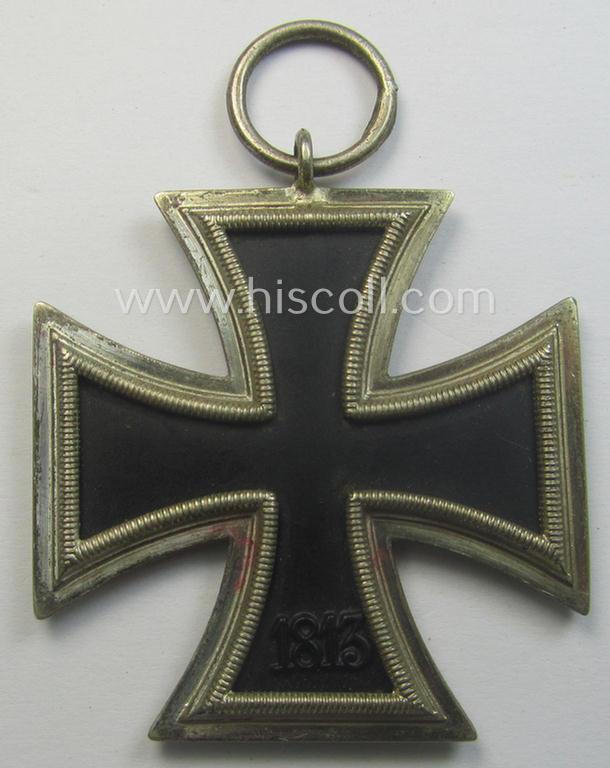 'Eisernes Kreuz II. Klasse' being a maker- (ie. '40'-) marked example that comes together with its non-confectioned ribbon (ie. 'Bandabschnitt') by the maker (ie. 'Hersteller'): 'Berg & Nolte'