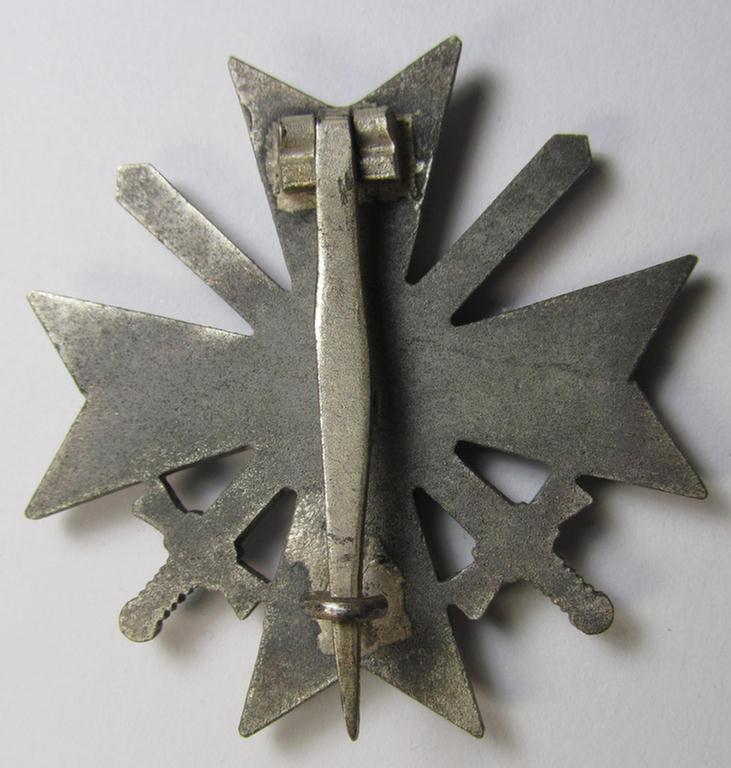 Attractive, 'Kriegsverdienstkreuz 1. Klasse mit Schwertern' (being a clearly maker- ie. '3'- or by: 'Wilhem Deumer'-) marked specimen that is executed in typical silverish-grey-coloured- and/or zinc-based metal (ie. 'Feinzink')