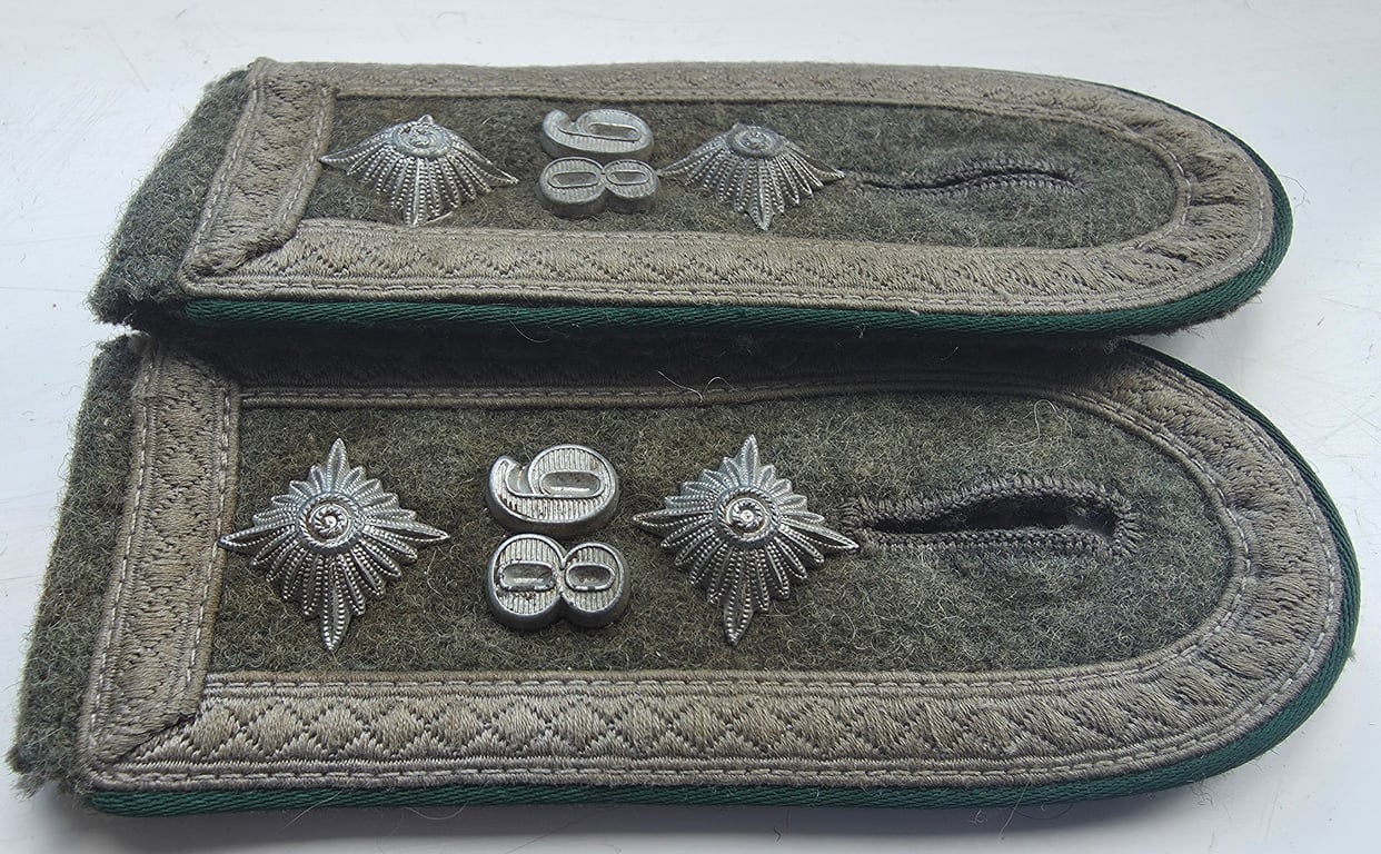 WH pair of Gebirgsjäger M43 straps to NCO Regt.98