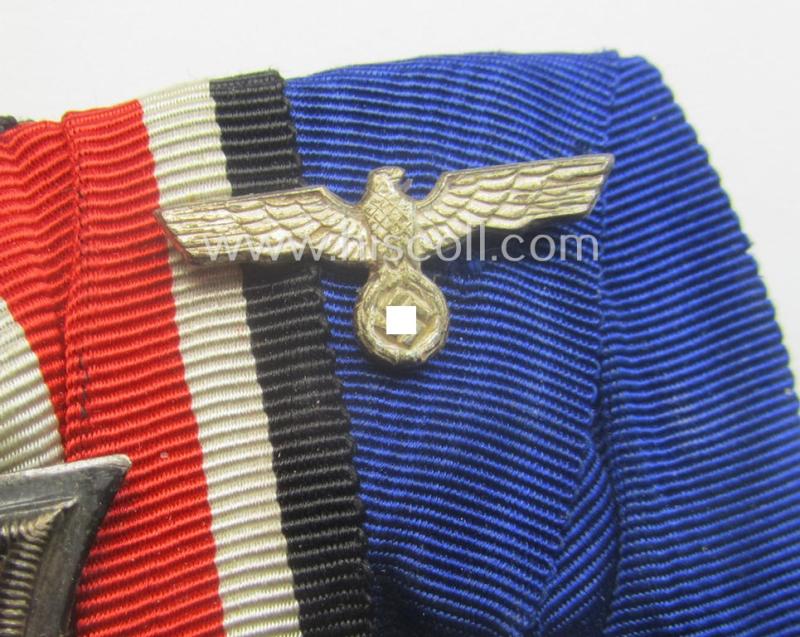 Superb - and just minimally used! - example of a 2-pieced, WH (Heeres o. KM etc.) medal-bar (ie. 'Orden- o. Doppelspange') showing resp. an: 'EKII. Kl.' (ie. 'Schinkel'-pattern!) and a: 'WH-DA der 4. Stf.'