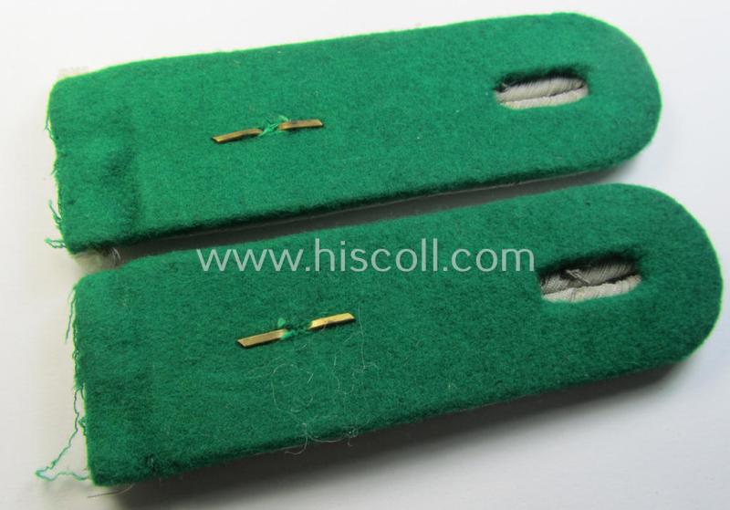 Attractive - and fully matching! - pair of WH (Heeres) officers'-type shoulderboards as piped in the darker-green-coloured branchcolour as was intended for usage by an: 'Oberleutnant eines Gebirgsjäger- o. Jäger-Regiments'