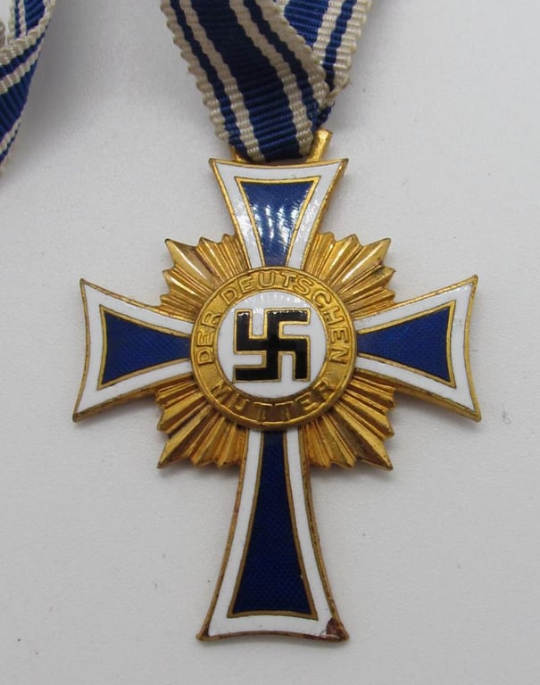 Mother’s cross in gold with box ( R. Souval )