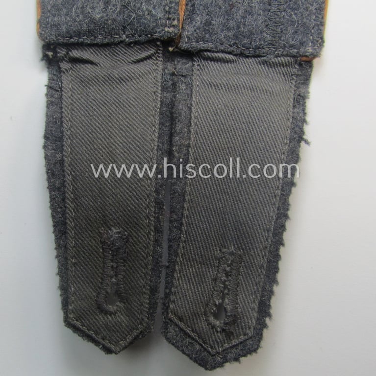 Pair of WH (Luftwaffe) EM-type shoulderstraps as piped in the light- ie. rust-brown- (ie. 'hell- o. kupferbrauner'-) coloured branchcolour: 'Soldat der LW-Nachrichten-Trpn.'
