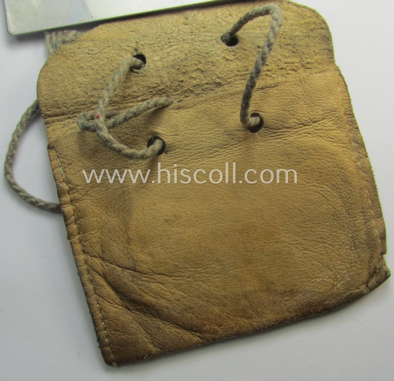 Natural-coloured- and/or genuine leather-based etui (ie. 'Tragetasche') as was intended to store an ID-disc (ie. 'Tragetasche für Erkennungsmarke') and that comes in a just minimally used- ie. worn, condition