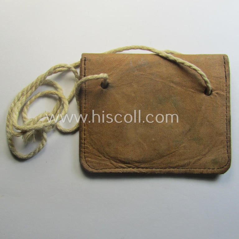 Natural-coloured- and/or genuine leather-based etui (ie. 'Tragetasche') as was intended to store an ID-disc (ie. 'Tragetasche für Erkennungsmarke') and that comes in a just minimally used- ie. worn, condition
