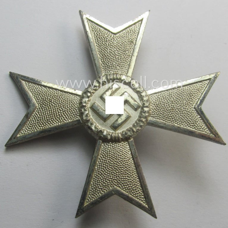 'Kriegsverdienstkreuz 1. Kl. ohne Schwn.' being a clearly maker- (ie. '4'-) marked and/or: 'Buntmetall'-based specimen by the: 'Steinhauer & Lück'-company