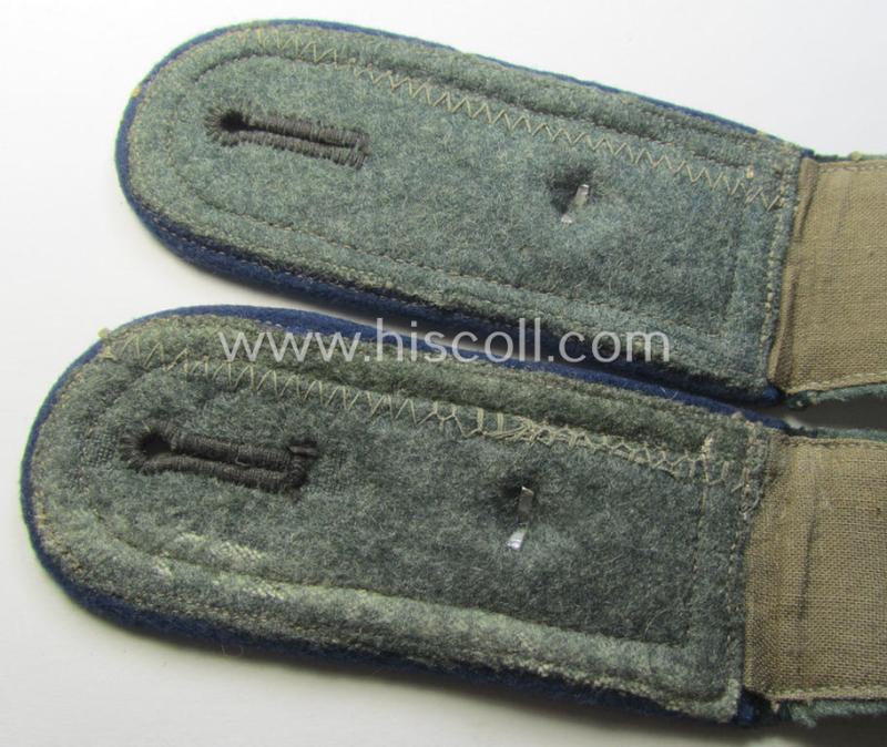 Pair of WH (Heeres) so-called: 'M36 o. M40'-pattern, NCO-type shoulderstraps: 'Feldwebel einer Sanitäts-Abtlgs.'