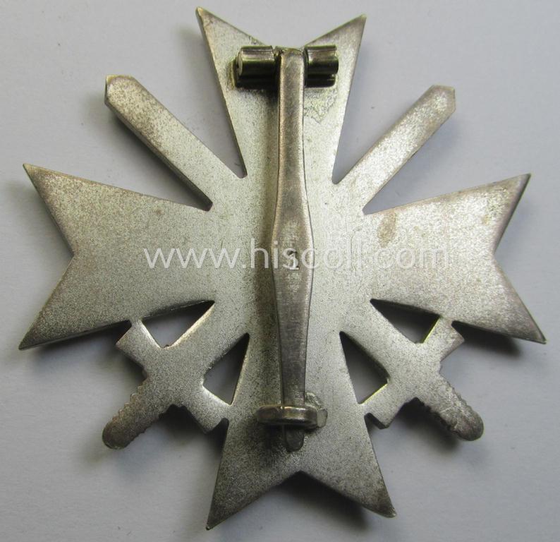 Attractive medal-set: 'Kriegsverdienstkreuz 1. Klasse mit Schwertern', being a maker- (ie. '1'-) marked specimen that comes stored in its original, simplified etui by the: 'Deschler u. Sohn'-company