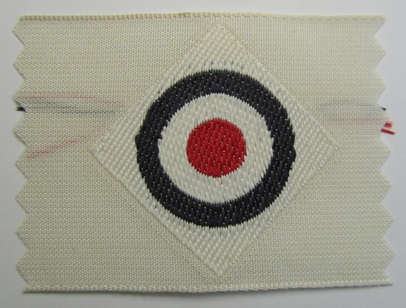 Attractive - and truly scarcely found! - WH (Kriegsmarine) cap-cocarde as executed in 'BeVo'-weave pattern on a white-coloured background as was exclusively produced for usage on the white-coloured naval side-caps (ie. 'Schiffchenmützen')