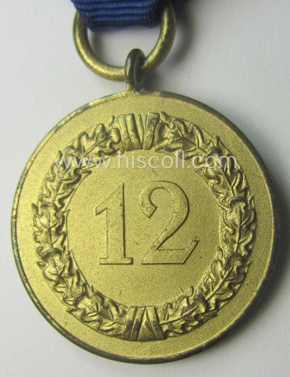 WH (Heeres o. KM) bright golden-toned 'WH-DA der 3. Klasse für 12 Jahre Dienstzeit' that comes mounted onto its accompanying ribbon (ie. 'Bandabschnitt') having a golden-toned eagle-device attached