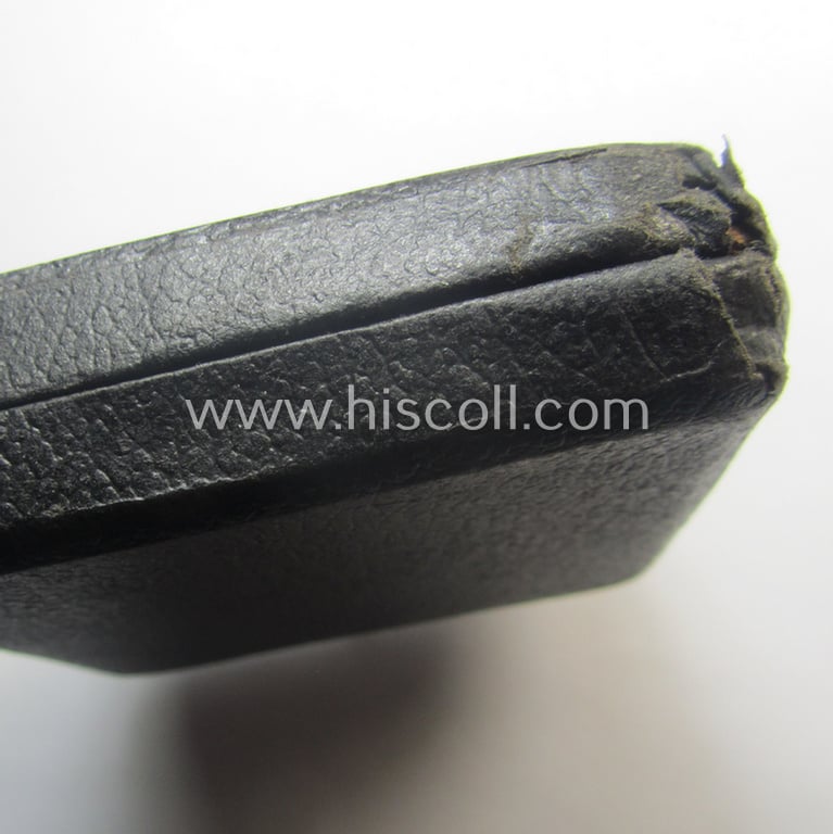 Attractive - albeit empty! - luxuriously-styled etui as was specifically intended to store an: 'Eisernes Kreuz 1. Klasse' (or: Iron Cross 1st class) that comes in an overall nicely preserved condition