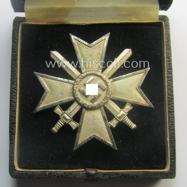 Attractive, medal-set: 'Kriegsverdienstkreuz 1. Klasse mit Schwertern', being a non-maker-marked specimen that came stored in its original etui and dito orange-toned 'Überkarton'