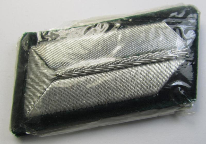 Attractive - and matching! - pair of RAD- (ie. 'Reichsarbeitsdienst') hand-embroidered, officers'-type collar-tabs (of the 2nd pattern) as mounted onto a green-coloured background as was intended for a medium-ranked RAD-officer ('mittlere Führer...