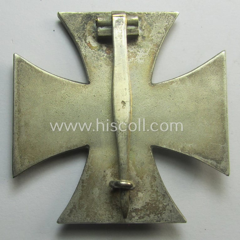 'Eisernes Kreuz 1. Kl.' (or: Iron Cross 1st class) being a (typical) maker- (ie. '7'-) marked example as was produced by the maker (ie. 'Hersteller'): 'Paul Meybauer'