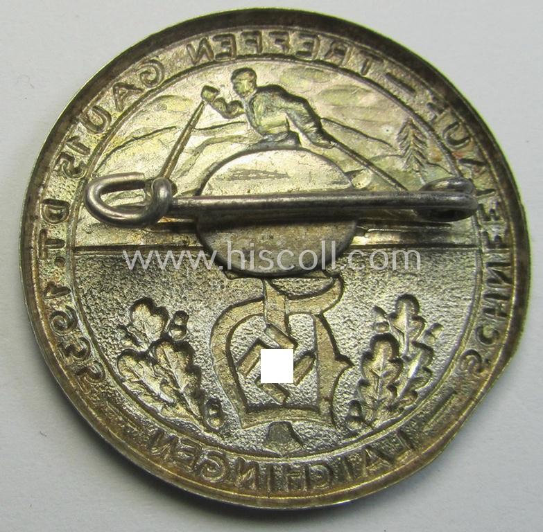 Unusual, 'Deutscher Turnerbund'-related 'tinnie' being a non-maker-marked example depicting a person on ski’s, the: 'Deutscher Turnerbund'-logo and text that reads: 'Schneelauf-Treffen - Gau 15 D.T. 1935 - Laichingen'