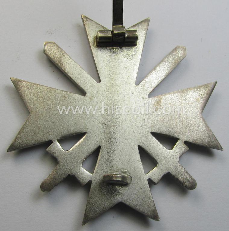 Attractive medal-set: 'Kriegsverdienstkreuz 1. Klasse mit Schwertern', being a maker- (ie. '1'-) marked specimen that comes stored in its original, simplified etui by the: 'Deschler u. Sohn'-company