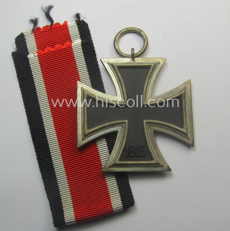 'EK II. Klasse' being a maker- (ie. '93'-) marked example that comes together with its original- and never-mounted ribbon (ie. 'Bandabschnitt') as was produced by the maker (ie. 'Hersteller'): 'Richard Simm & Söhne'