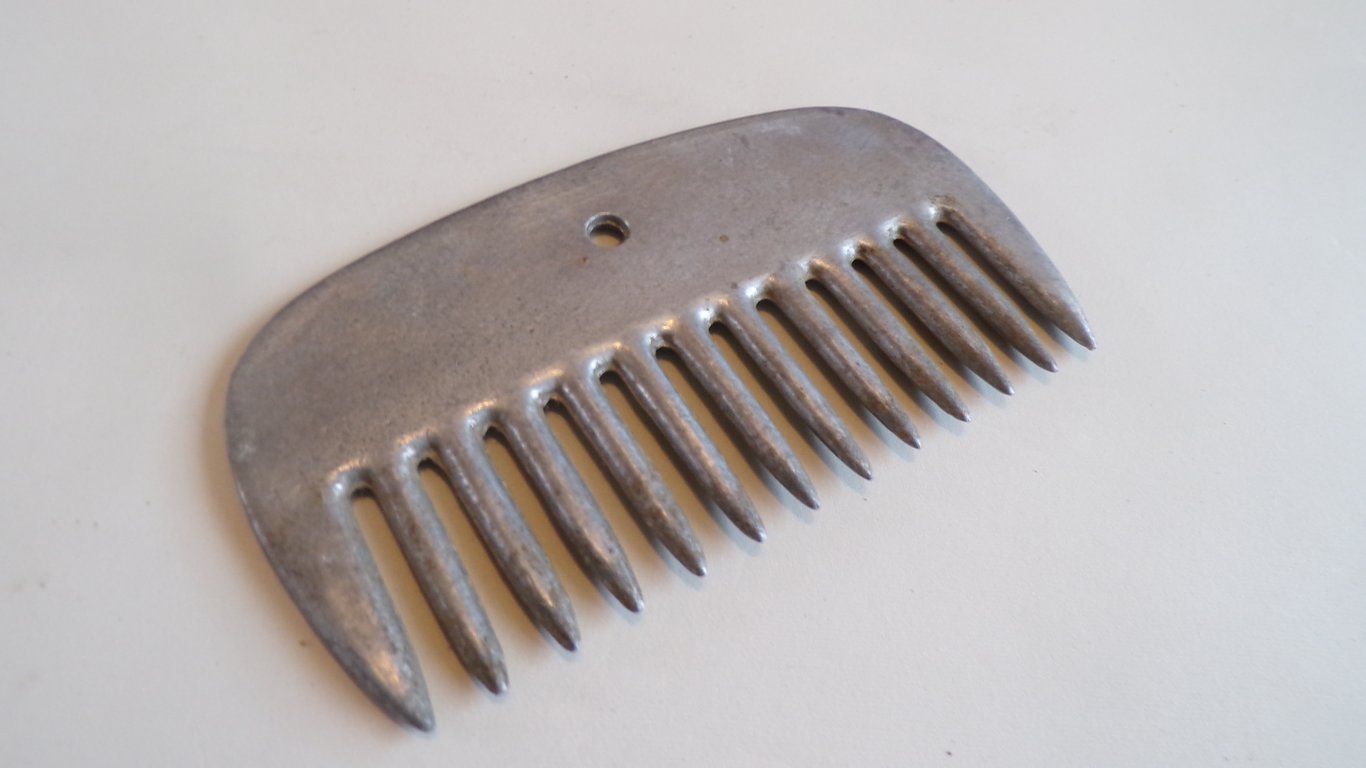 1941 Aluminum Horse Curry Comb / Striegel