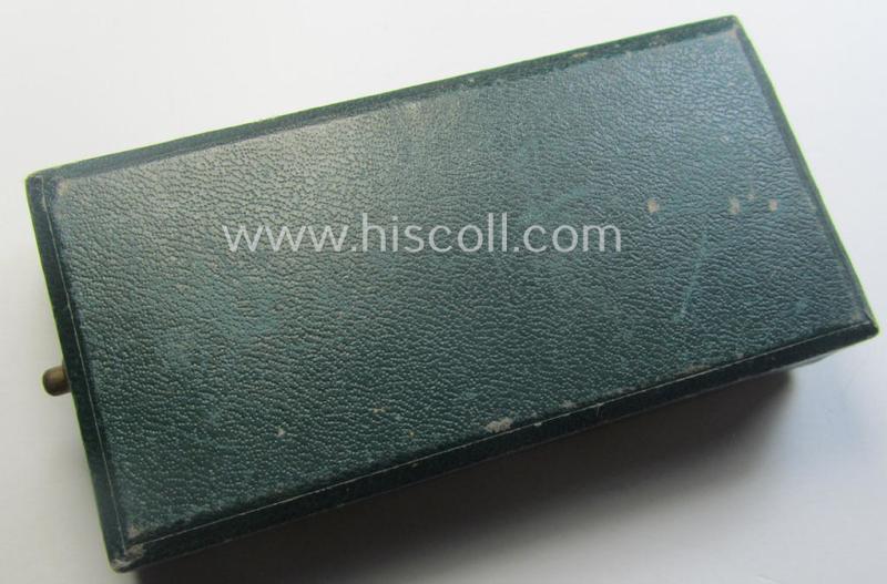 Golden-class 'Pol.-Dienstauszeichnung 1. Stufe' (or: police loyal-service medal first-class) that comes stored in its period, green-coloured (and luxuriously styled!) etui and that comes with its accompanying ribbon (ie. 'Bandabschnitt')