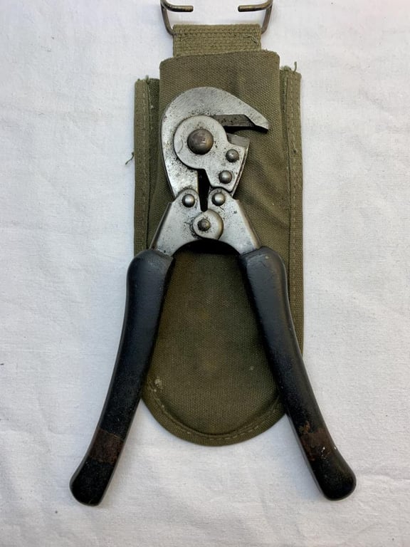 U.S. M1938 Wire Cutters in Carrying Pouch -1944-