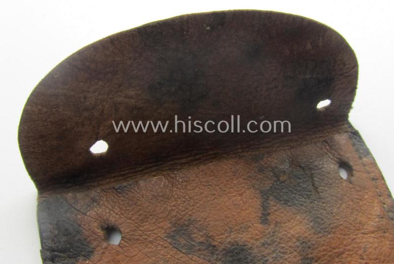 Natural-coloured- and/or genuine leather-based etui (ie. 'Tragetasche') as was intended to store an ID-disc (ie. 'Tragetasche für Erkennungsmarke') and that comes in a clearly used- ie. worn, condition