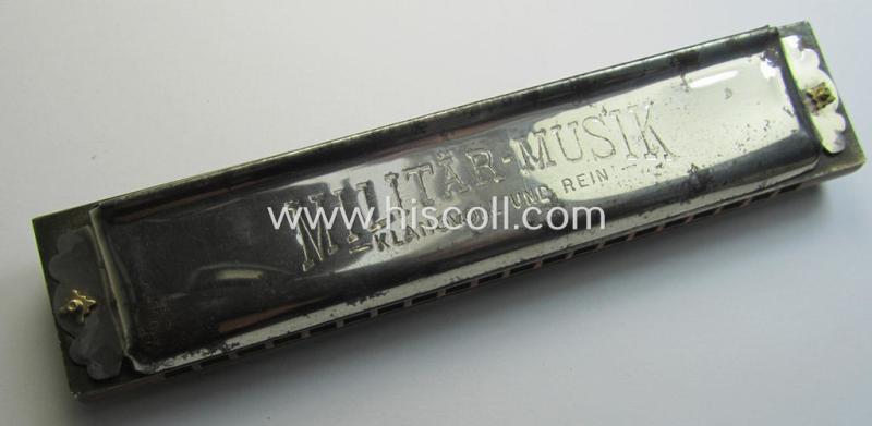 Attractive - and with certainty not that easily encountered! - TR-era- (ie. 'Deutsche Wehrmacht'-) related harmonica entitled: 'Militär-Musik - Klangvoll und Rein' and that comes in a moderately used condition