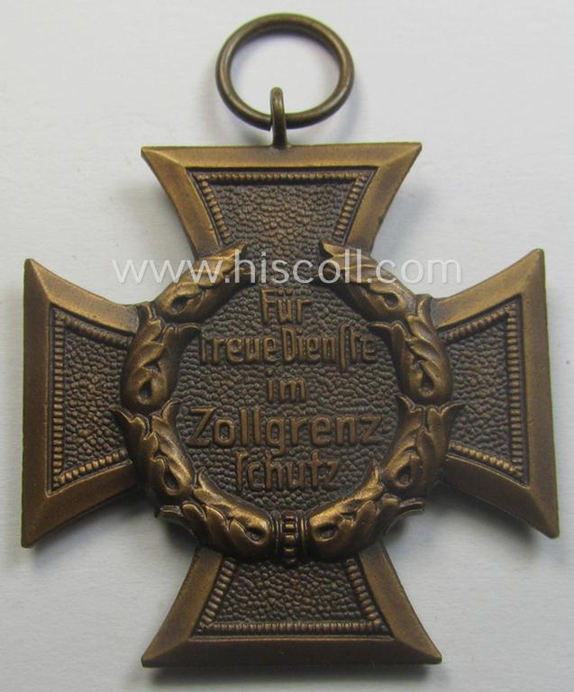 'Zollgrenzschütz-Ehrenzeichen' (or: customs loyal-service medal) that comes together with its full-length ribbon (ie. 'Bandabschnitt') and that comes stored in its (incomplete) etui