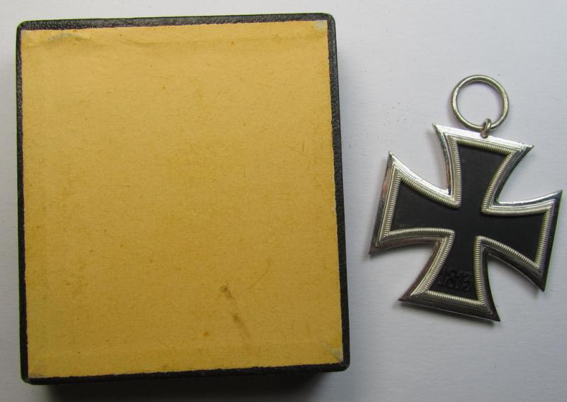 Superb, 'Eisernes Kreuz II. Klasse' (or: Iron Cross 2nd class) being a neatly maker- (ie. 'L/11'-) marked example as was produced by the maker: 'Wilh. Deumer' and that comes in its original (non-maker-marked) 'LDO'-type etui as issued