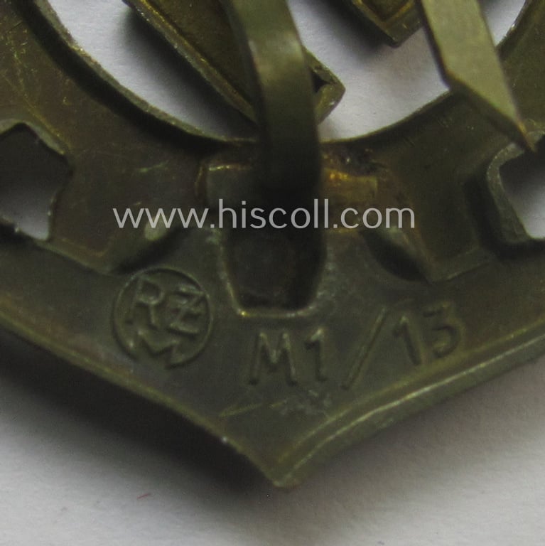 Superb - and rarely seen! - bright golden-toned 'DAF'- (ie. 'Deutsche Arbeitsfront'-) related so-called: 'Marine-Werkschar'-visor-cap-cocarde that shows a clear makers'- (ie. 'RzM M1/13'-) designation