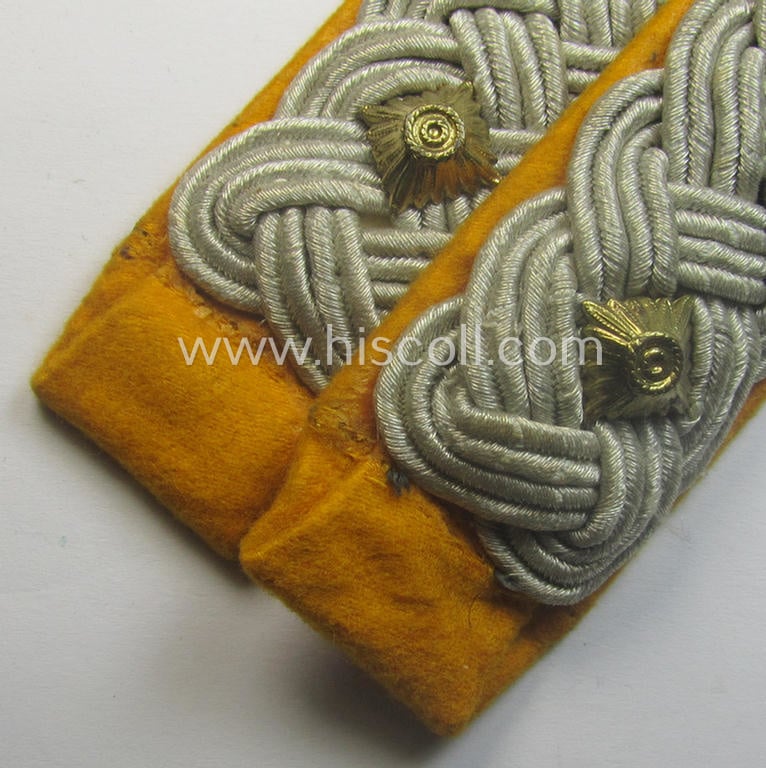 Pair of WH (Luftwaffe) officers'-type shoulderboards as was intended for usage by an: 'Oberstleutnant eines Flieger- o. Fallschirmjäger-Rgts.'