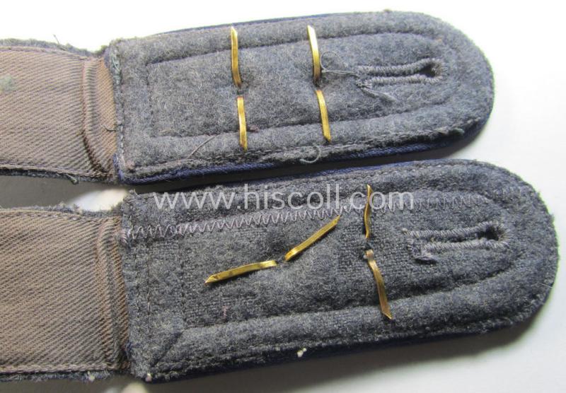 Attractive - and/or fully matching! - pair of WH (Luftwaffe) NCO-type shoulderstraps as piped in the darker-blue-coloured branchcolour as was intended for an: 'Oberfeldwebel der Sanitäts-Truppen'