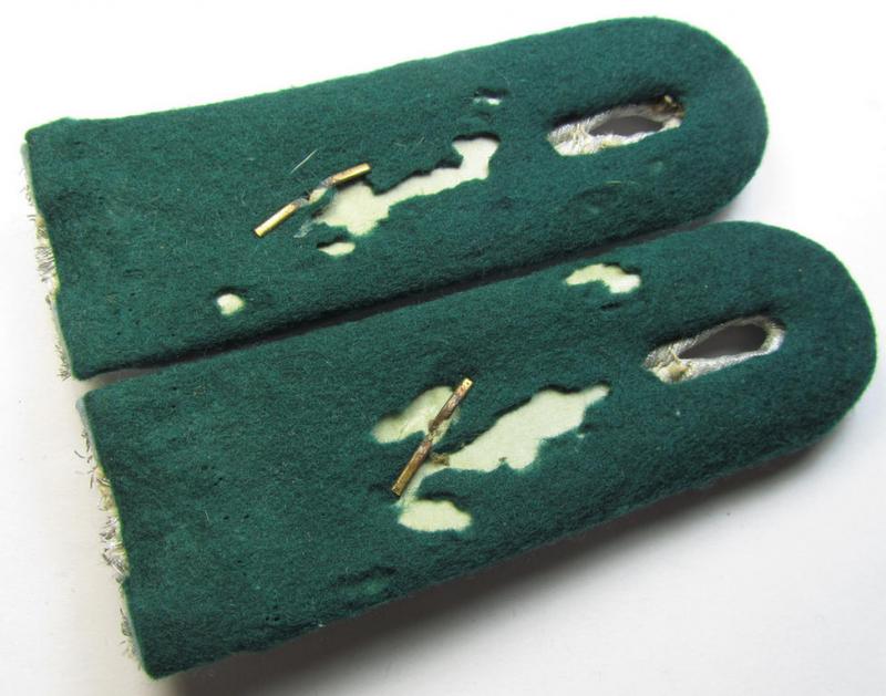 Neat - and/or fully matching! - pair of WH (Luftwaffe) officers'-type (dual-piped) shoulderboards as intended for a medium-ranked administrative-official ie. officer with the rank of: 'Oberleutnant' (ie.: 'Beambte des höheren Dienstes')