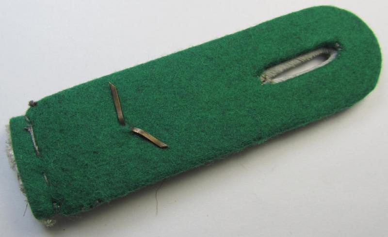 Attractive - albeit regrettably single! - WH (Heeres) 'cyphered' officers'-type shoulderboard as piped in the darker-green- (ie. 'grüner'-) coloured branchcolour as was intended for an: 'Oberleutnant eines Gebirgsjäger-Regiments'