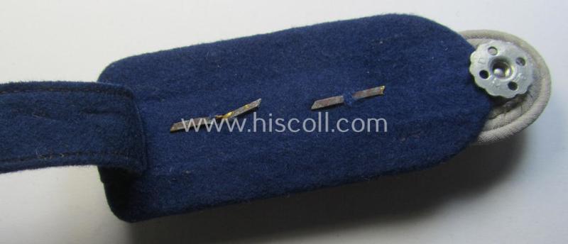 Attractive - albeit regrettably single - WH (Heeres) officers'-type shoulderboard as piped in the darker-blue-coloured branchcolour as was intended for an: 'Oberst u. Arzt eines Sanitäts-Abteilungs'