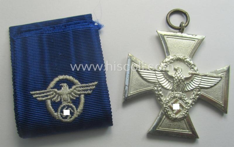 Bright-silver-toned 'Polizei-D.A. 2. Stufe' (or: police loyal-service medal 2nd class) that came together with its period (& long-sized) ribbon (ie. 'Bandabschnitt') and that comes stored in its scarcely seen, green-coloured etui