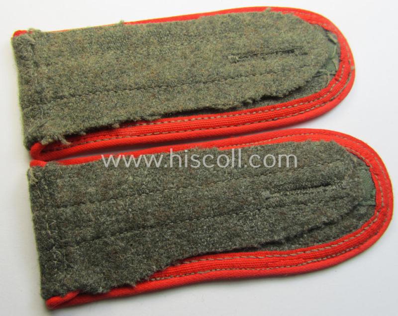 Attractive - and fully matching! - pair of later-war-period, WH (Heeres) so-called: 'M44'-style-, 'simplified', enlisted-mens'-type shoulderstraps as was intended for a: 'Soldat der (Sturm)Artillerie-Truppen'