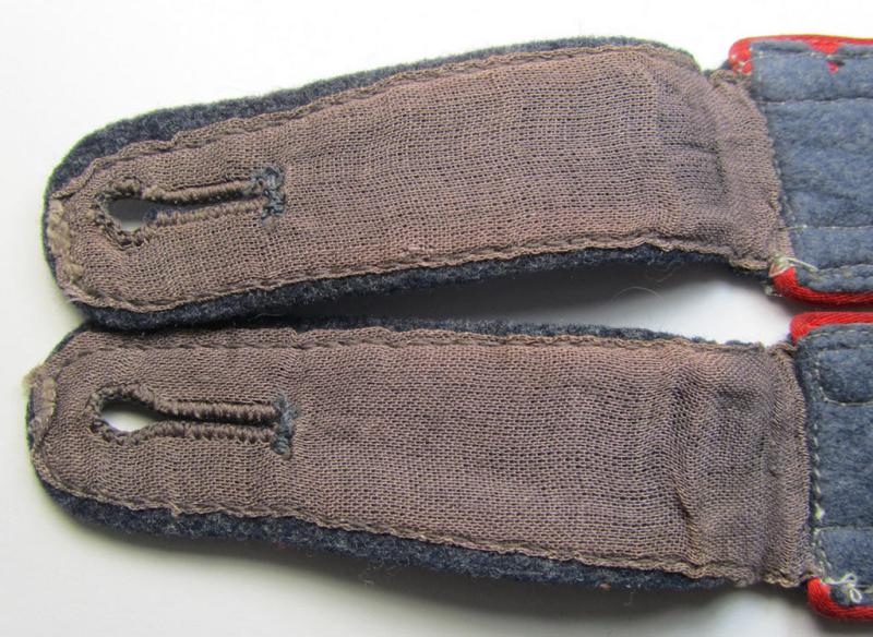 Attractive - and fully matching! - pair of WH (Luftwaffe), early-war-period- (and 'tailor-made') NCO-type shoulderstraps as was intended for usage by an: 'Unteroffizier eines Flakartillerie-Abteilungs o. Rgts.'