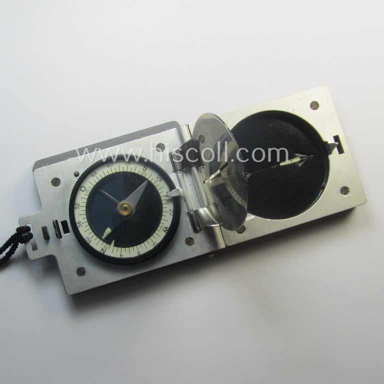 Neat, 'youth'-pattern- (ie. HJ- or: 'Hitlerjugend'-) related compass (or: 'Marschkompass') as executed in black-coloured 'Bakelite' (and aluminium-based metal) and showing the superimposed text: 'Marsch-Kompass'