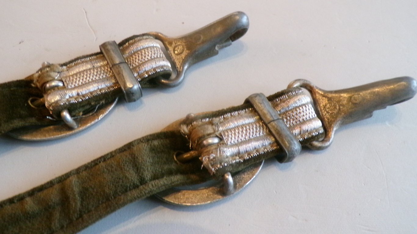De Luxe Army dagger hangers