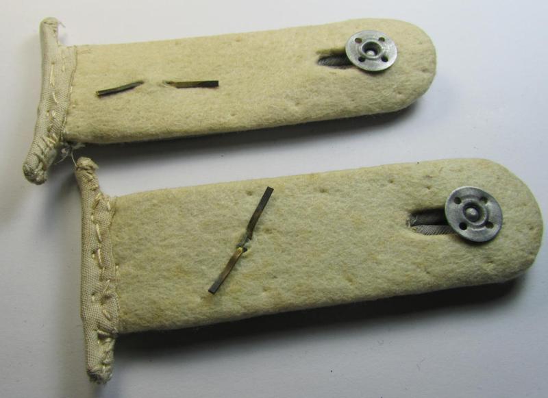 Attractive - and/or fully matching! - WH (Heeres), officers'-type shoulderboard-pair (that comes mounted on its unsually seen: 'Auf der Steg'-mounting!) as was intended for an: 'Oberleutnant eines Infanterie-Regiments'