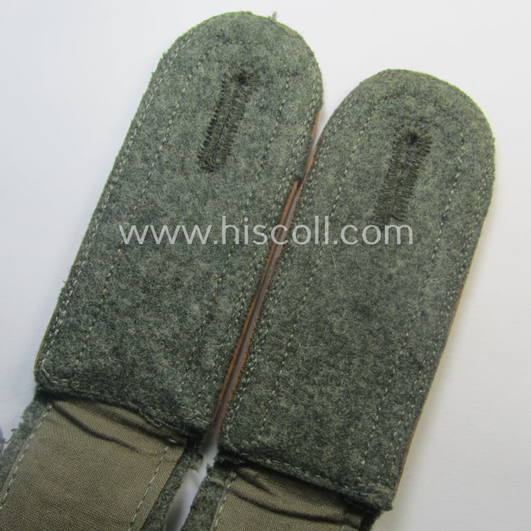 Superb, pair of WH (Heeres) NCO-type shoulderstraps: 'Uffz. der Kradschützenbtle. der Pz.Div. u. Inf.Div. (mot)'