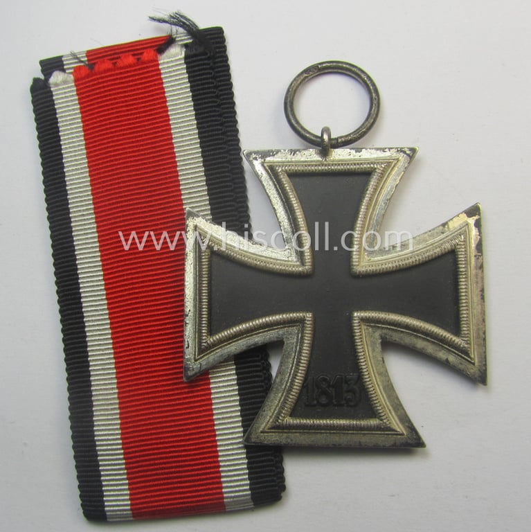 'EK II. Klasse' being a maker- (ie. '13'-) marked example that comes together with its original- and never-mounted ribbon (ie. 'Bandabschnitt') as was produced by the maker (ie. 'Hersteller'): 'Gustav Brehmer'