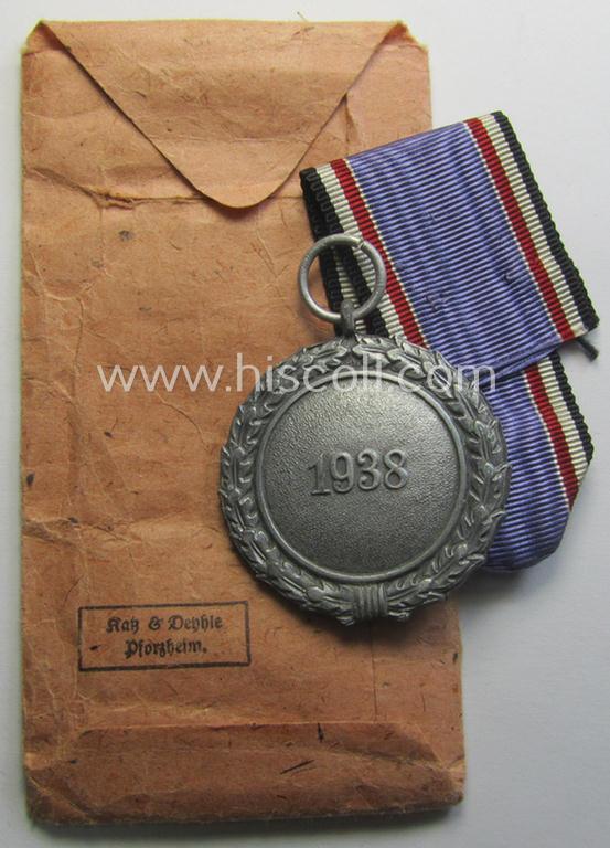 'Luftschutz-Ehrenzeichen 2. Stufe' in its 'Zellstoff'-based pouch by the maker: 'Katz u. Deyhle'